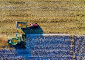 Vista aérea de un arado y dos tractores trabajando